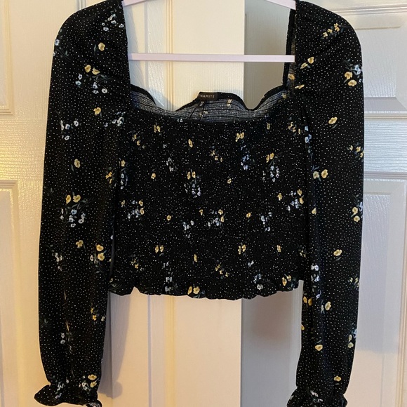 DYNAMITE CROPPED LONG SLEEVE TOP - Picture 1 of 3